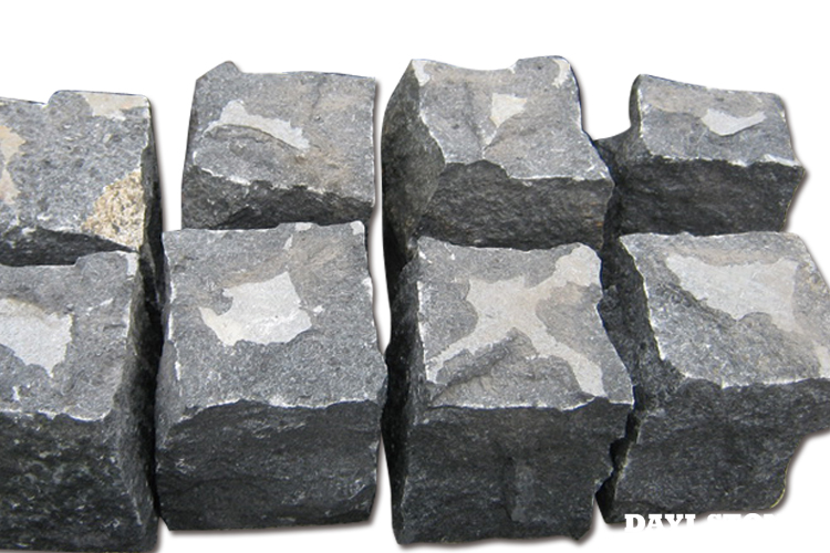 Cubes Black Basalt G684 Top flamed edges natural split bottom rough 10x10x10cm - Dayi Stone